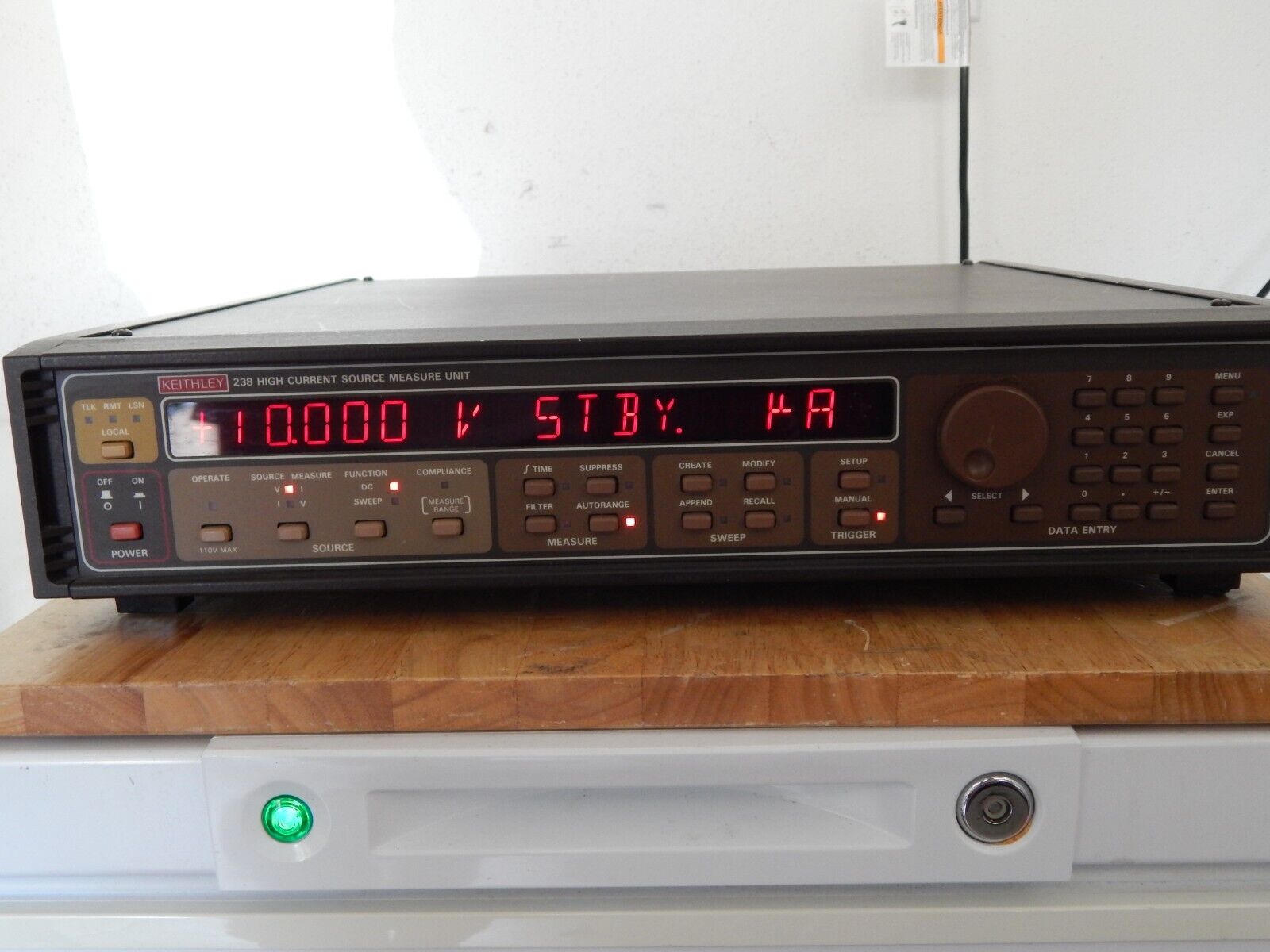 Keithley 238 High Current Source Meter, (bad GPIB holding lug) Keithley 238 High Current Source Meter, (bad GPIB holding lug)